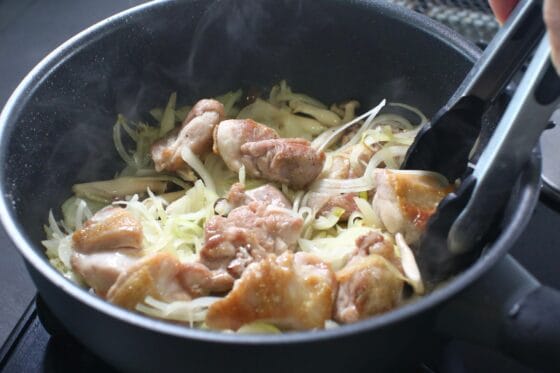 玉ねぎとしめじを炒める