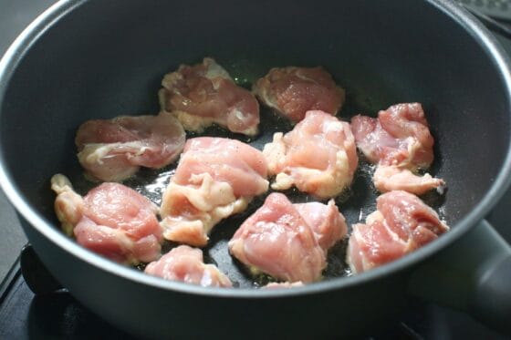 鶏もも肉を中火で焼き色をつける