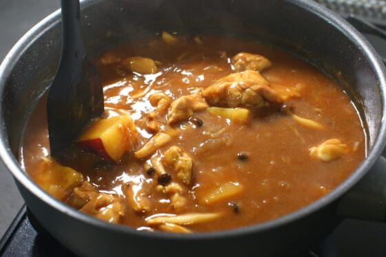 さつまいもカレーをとろみがつくまで煮る