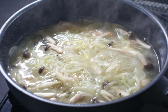 玉ねぎとしめじを煮る
