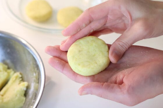 さつまいも生地を丸く平たい形に成形する