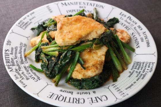 鶏胸肉とほうれん草のごま醤油炒め｜しっとり柔らかく仕上がる簡単レシピ