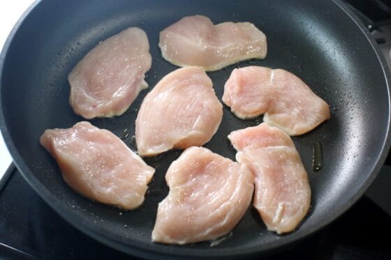 フライパンで鶏胸肉を焼き始める状態