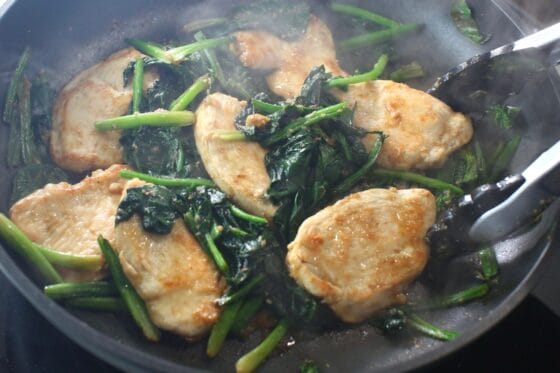 鶏胸肉とほうれん草を混ぜ合わせる