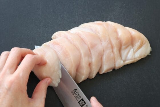 鶏胸肉を繊維を断つ方向にそぎ切りにする