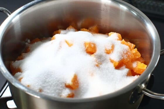 デコポンにグラニュー糖を加える様子