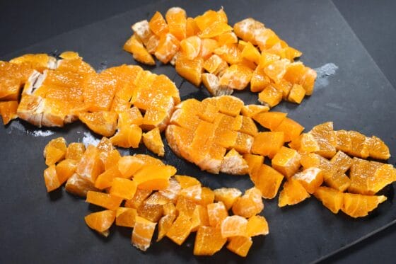 デコポンの果肉をざく切りにする工程