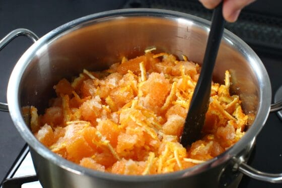 鍋で材料を混ぜて加熱前に整える工程