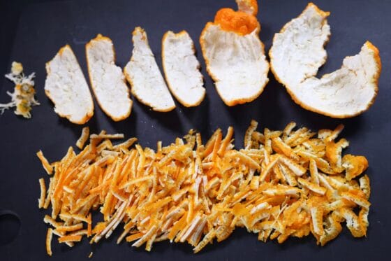 デコポンの皮をむき細切りにする下ごしらえ