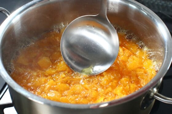 マーマレードを煮てアクを取る工程