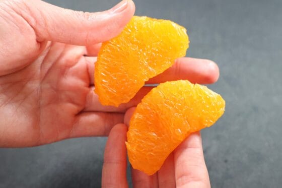 デコポンの薄皮を取り除いて果肉だけにした状態