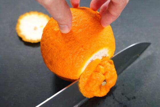 デコポンの上下を切り落として安定させる切り方