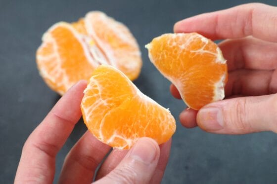 デコポンを房に分けて薄皮ごとそのまま食べる方法