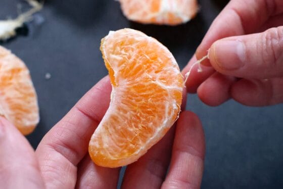 デコポンの皮をむいて房に分けた状態