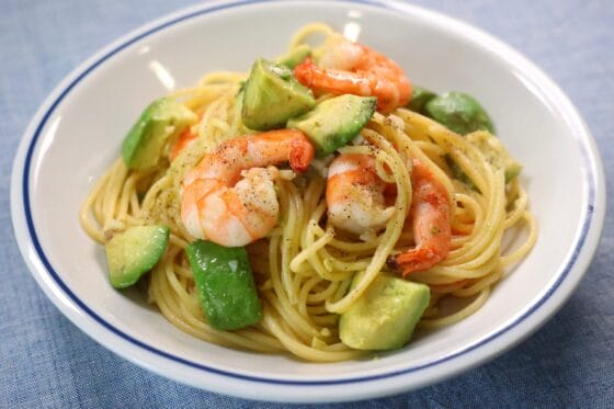 エビとアボカドのパスタ｜にんにく香るやさしい味わいの王道レシピ