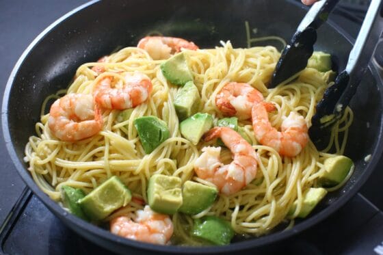 アボカドを加えてさっと混ぜて仕上げる