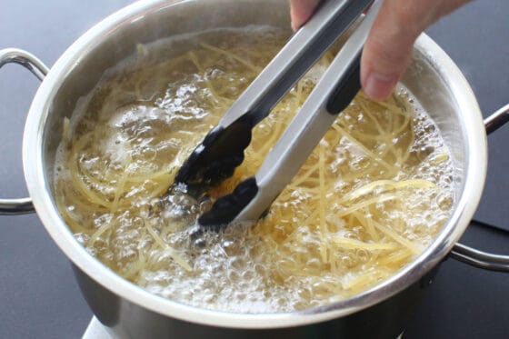 パスタを塩茹でする