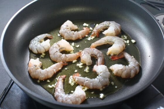 フライパンにエビを並べる