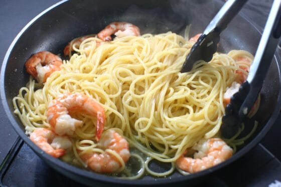 エビとパスタと茹で汁をあわせる