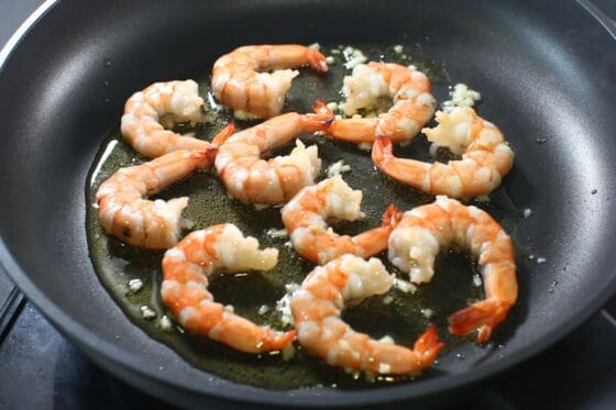 ひっくり返して色が変わったエビを焼き上げる