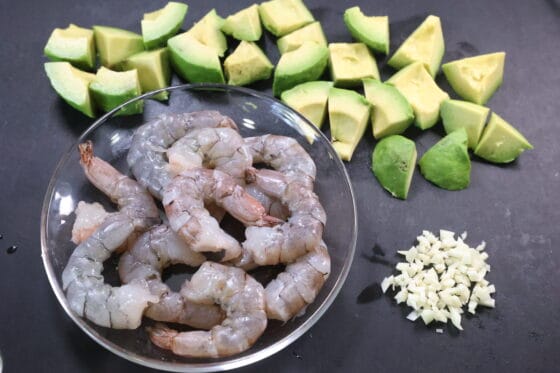 エビやアボカドの下ごしらえをする