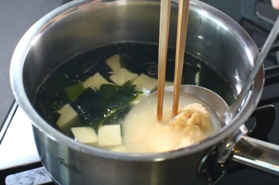 エビの殻の出汁の味噌汁に味噌を溶き入れる