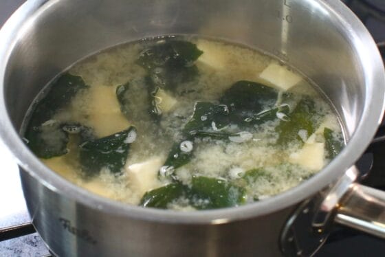 作り終えたエビの殻の出汁の味噌汁