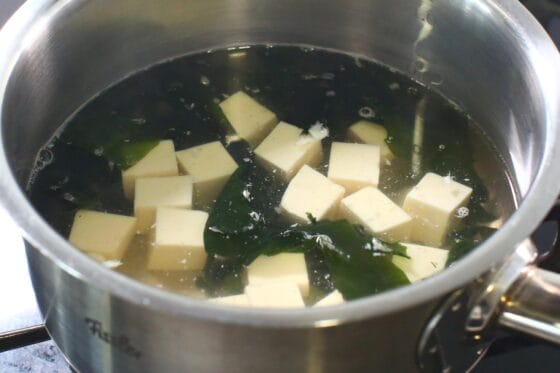 エビの殻の出汁に豆腐と乾燥わかめを加える