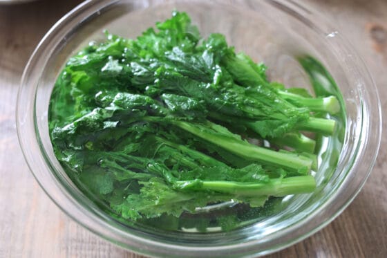 茹でた菜の花を冷水に取って冷やす