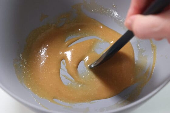 味噌や酢を混ぜて酢味噌を作る