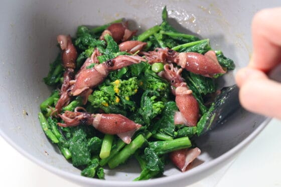 菜の花とホタルイカを酢味噌で和える