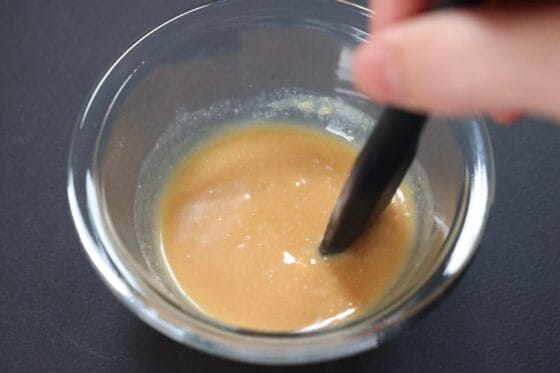 味噌と酢などを混ぜて酢味噌を作る
