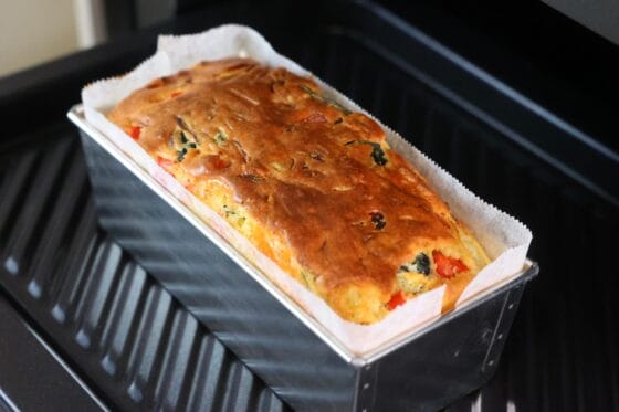 ケークサレをオーブンで焼き上げる