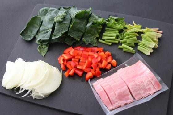 ケークサレ用のベーコン・玉ねぎ・ほうれん草・パプリカを切る