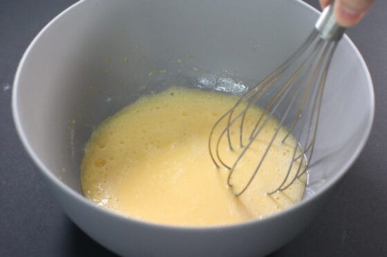 卵をボウルに割り入れて泡立て器で溶きほぐす