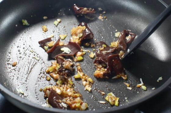 きくらげにオイスターソースや醤油を加えて炒める