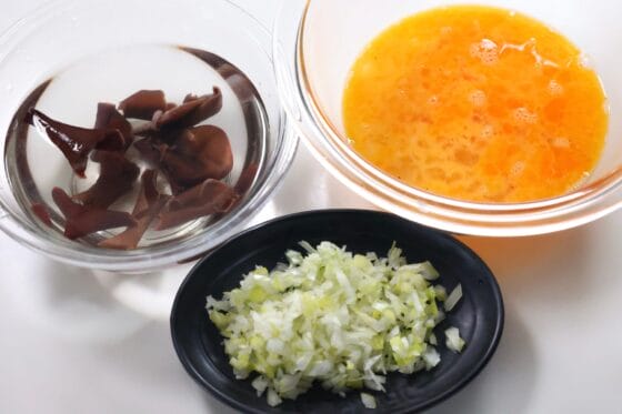 乾燥きくらげを水で戻す下準備