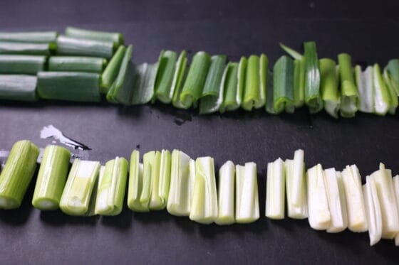 九条ネギを4〜5cmに切り太い部分を縦に切る