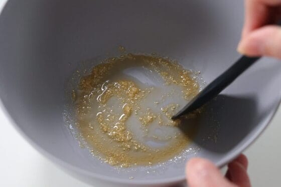 ごま油と塩と鶏ガラスープの素とにんにくを混ぜる