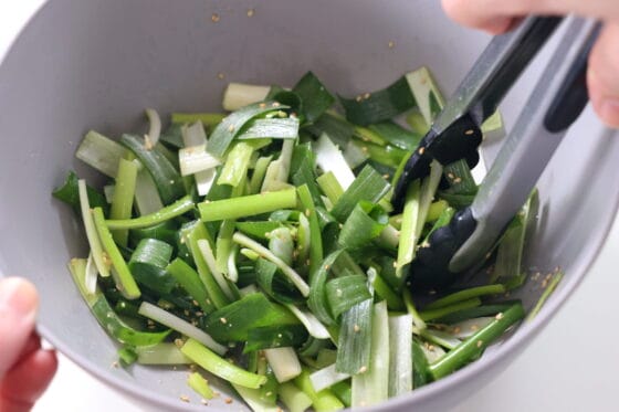 九条ネギと白ごまを加えて調味料と和える