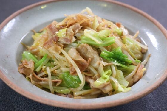 キャベツともやしと豚バラのにんにく醤油炒め｜ご飯が進む簡単炒め物