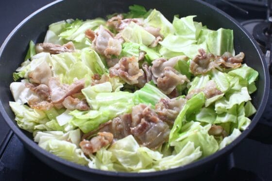 豚バラと一緒にキャベツをフライパンで炒める