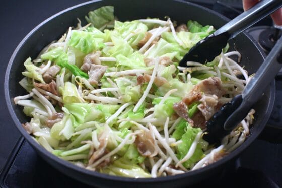キャベツ豚バラ炒めにもやしを加えて炒める