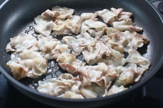 豚バラ肉を焼いて脂を出し焼き色をつける