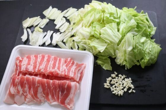 キャベツともやし豚バラ炒めの具材を切り分けて準備する