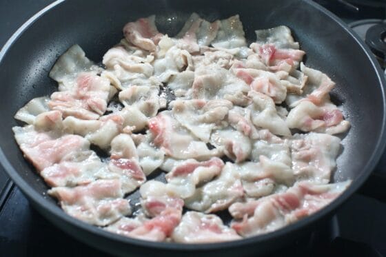 豚バラ肉をフライパンで中火で焼く