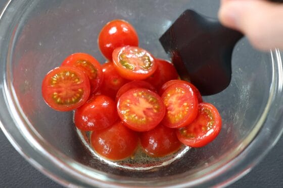 ミニトマトにごま油と酢と塩を加えて和える