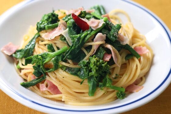 菜の花ベーコンパスタのレシピ｜ほろ苦さが美味しい簡単オイルパスタ