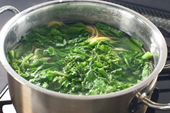 菜の花をパスタと一緒にゆでる