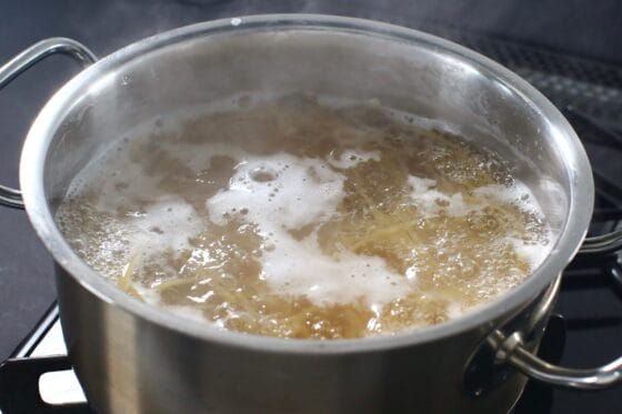 パスタを鍋でゆでる